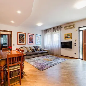 Appartamento *vivere In Arte* Near Theairport, Povegliano Veronese